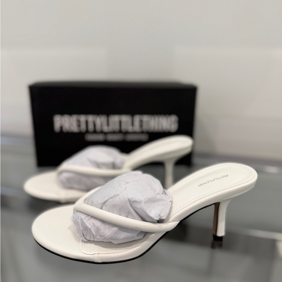 PrettyLittleThing Shoes - Prettylittle Thing Round Toe Thong Mid Heel White Mules NEW (sz 6)